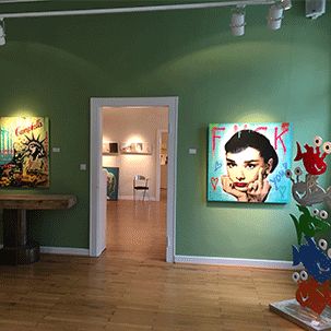 Der Grüne Salon mit Kunstwerken