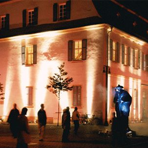 Außenansicht der Galerie bei Nacht